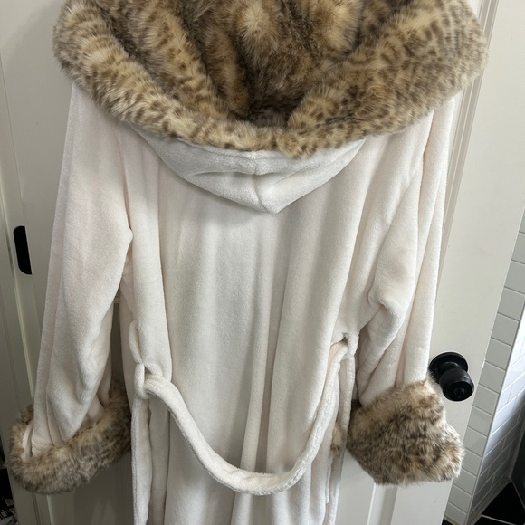 EUC Pottery Barn Cream Robe with Faux Fur Leopard Trim, size Large. Stunning. - Picture 5 of 11